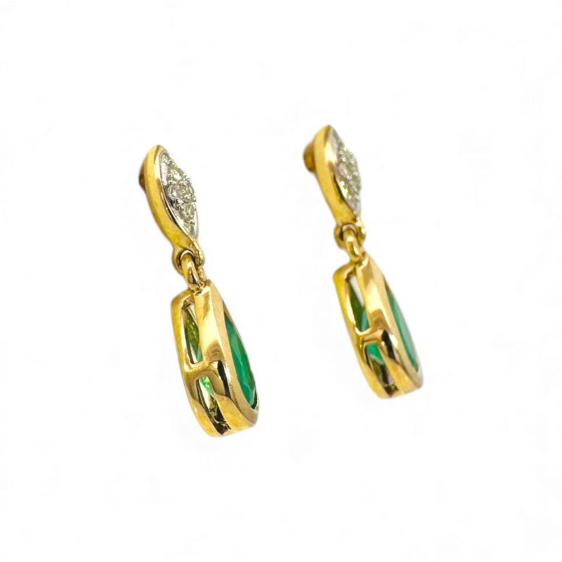 Aros stud brillantes en bisel ojito y esmeralda gota en bisel oro 10K