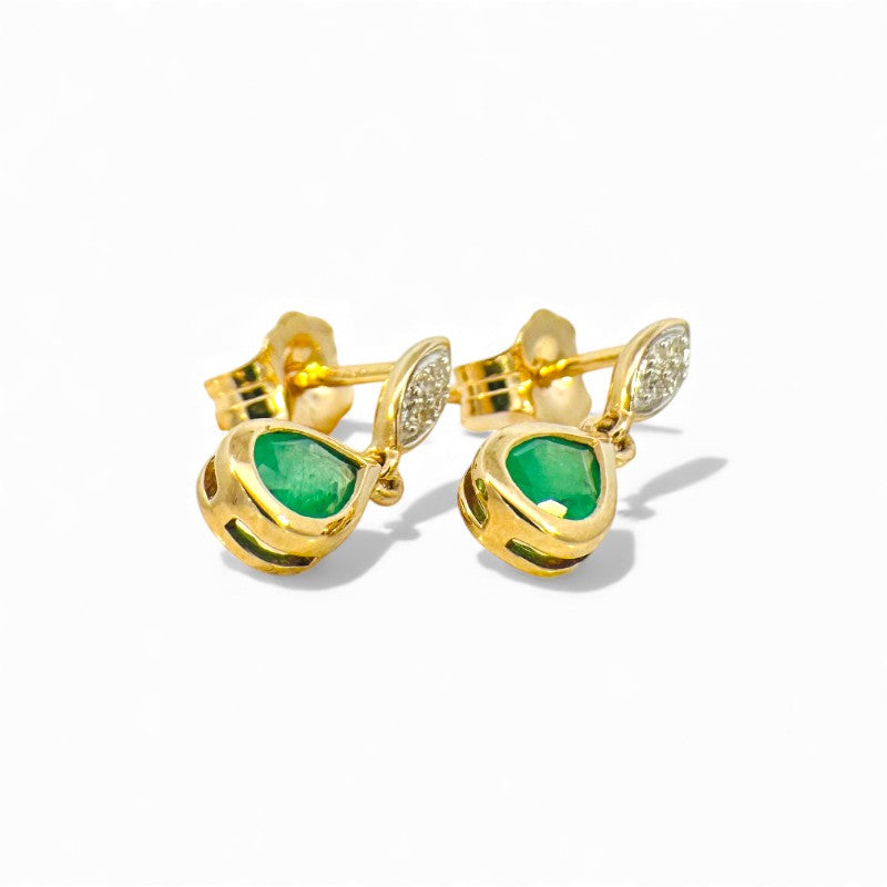 Aros stud brillantes en bisel ojito y esmeralda gota en bisel oro 10K
