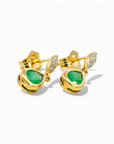 Aros stud brillantes en bisel ojito y esmeralda gota en bisel oro 10K