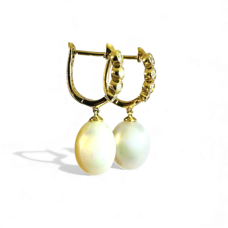 Aros argollas con brillantes en bisel y perlas colgantes oro 10K