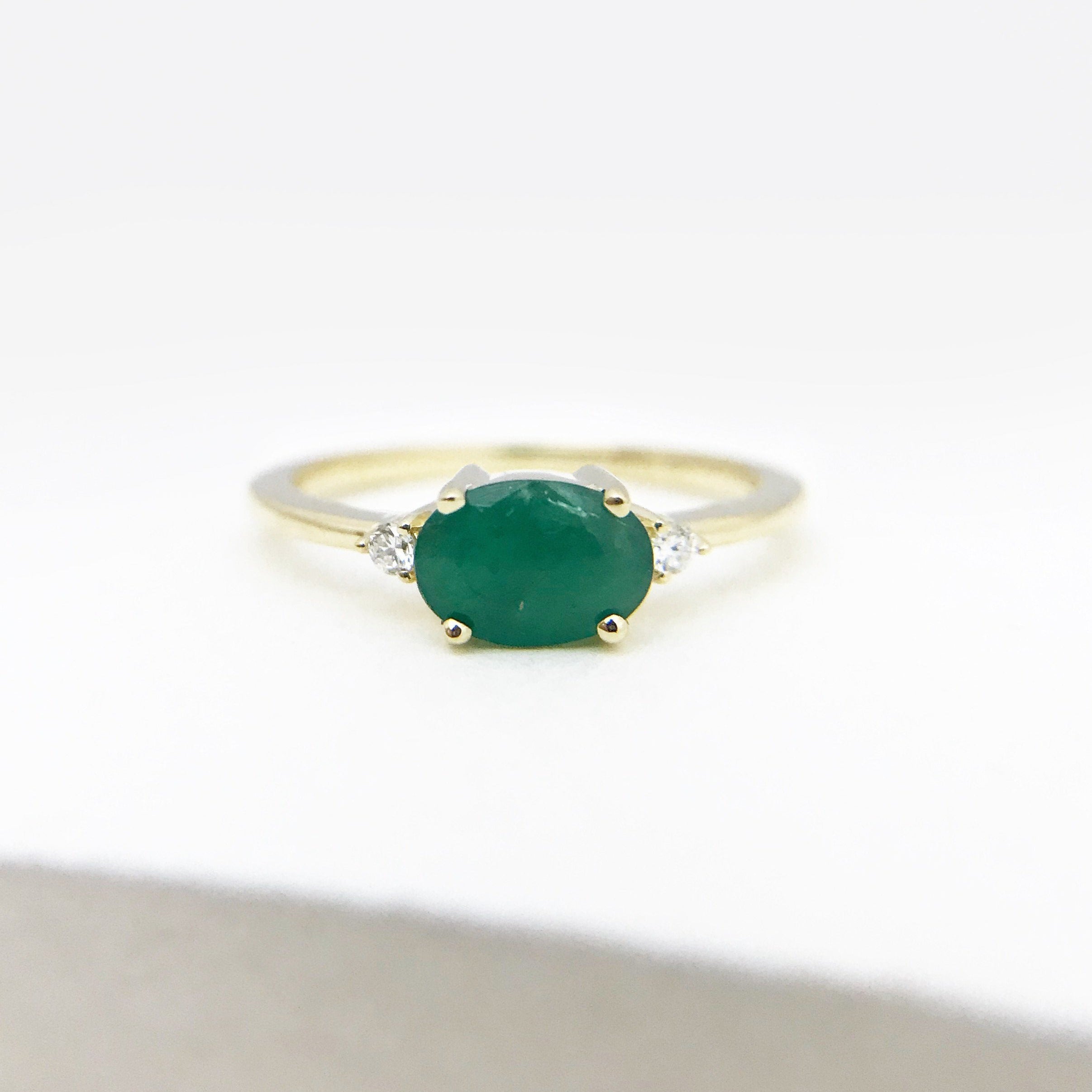 Anillo Solitario Esmeralda Oval (6x4 mm) Drop Gold