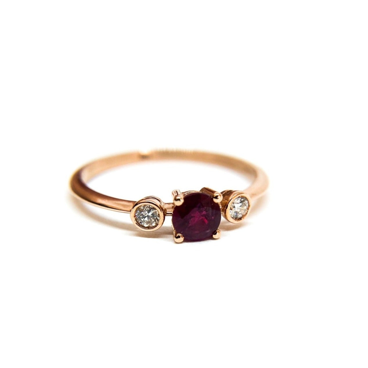 Anillo Tricillo Rubí Bisel Rose Gold