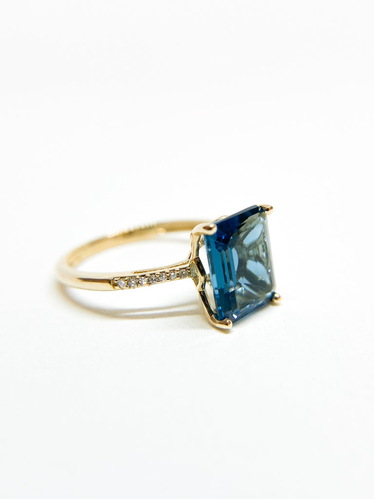 Anillo Topacio Azul rectangular y argolla de diamantes